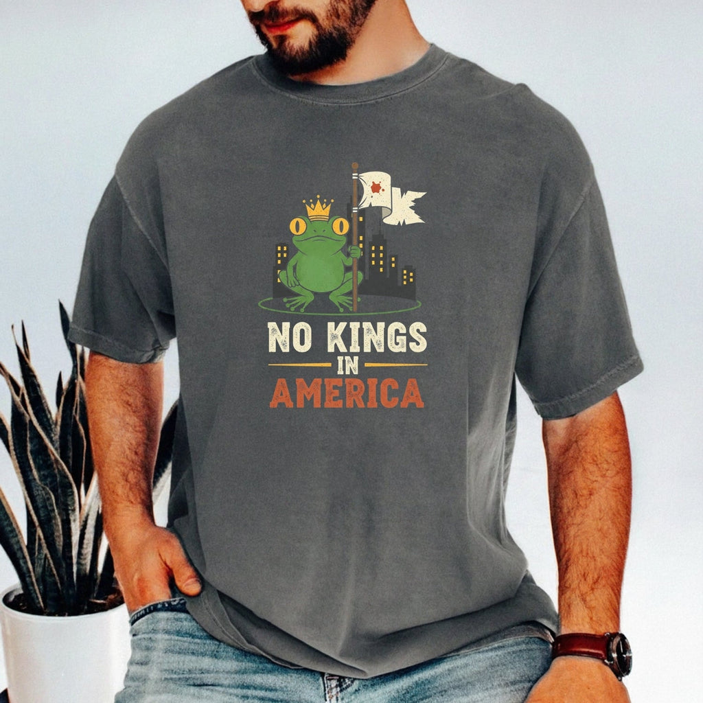 No Kings In American Frog Tee – Funny Cartoon Graphic product image 1